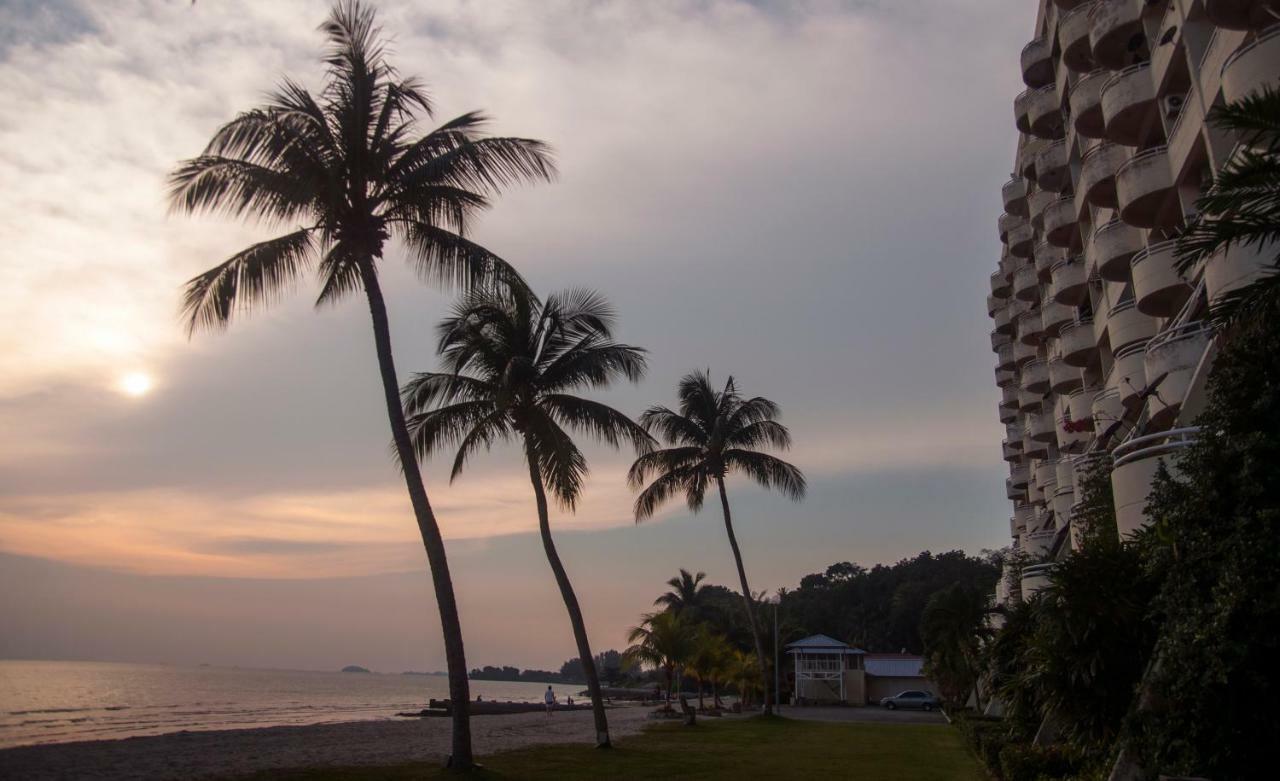 'Newly Refurbished' 'Sunny Seaview' At Regency With 2 Carpark By Shine Stay Port Dickson Exterior photo